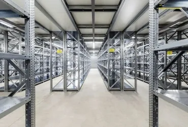 Stellingen met metalen legborden